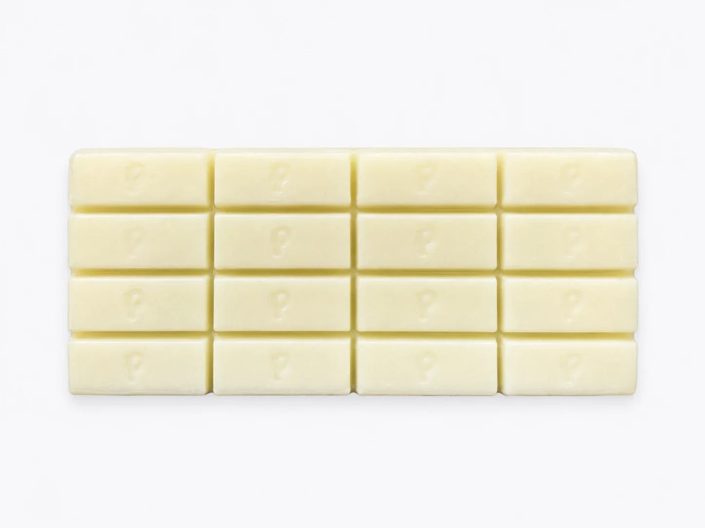 Afgewerkte aangepaste witte chocoladereep met detail van het merklogo