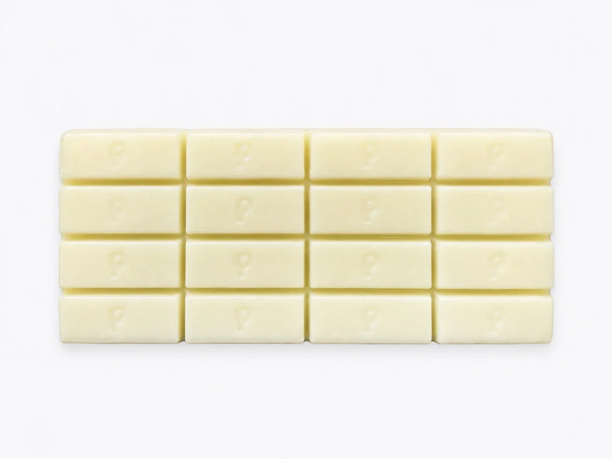 Afgewerkte aangepaste witte chocoladereep met detail van het merklogo