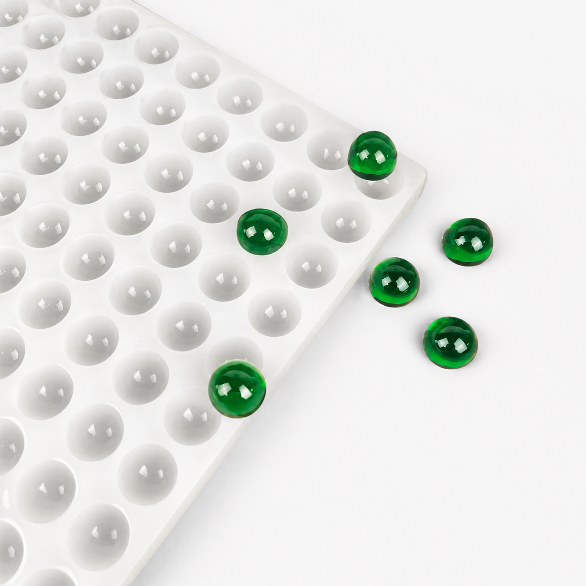 Siliconen mal voor gummyberen van 1,5 mL met 296 holtes en smaragdgroene gummyvoorbeelden