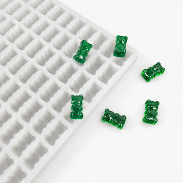 2.3 mL siliconen gummibeervorm met smaragdgroene gummies op witte achtergrond