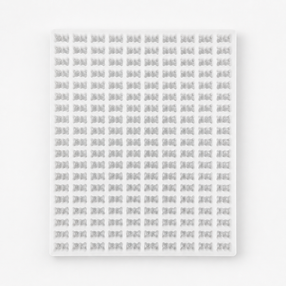 2.3 mL siliconen gummibeervorm, 230 holtes, op witte achtergrond