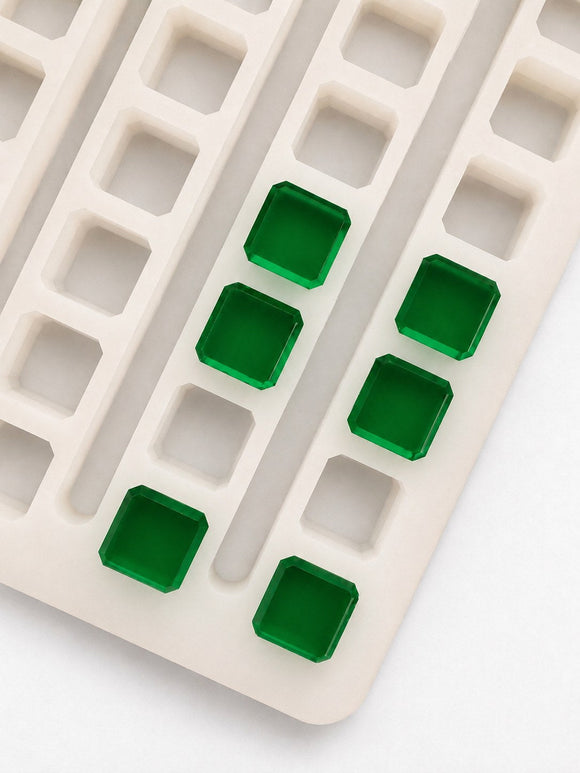 Moule à gummies cubes de 2.3 mL pour déposeuse universelle, 136 cavités — vue de dessus avec gummies vert émeraude