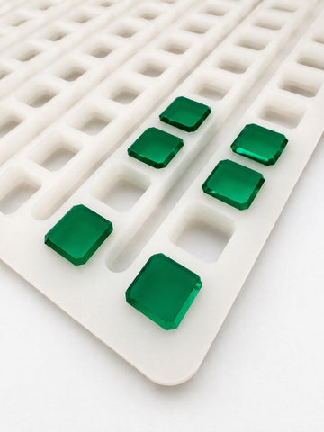2.3 mL kubus-gummivorm voor universele doseerder, 136 holtes — schuin aanzicht met smaragdgroene gummies