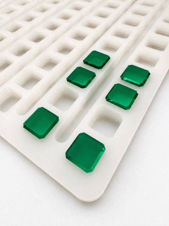 Moule à gummies cubes de 2.3 mL pour déposeuse universelle, 136 cavités — vue en angle avec gummies vert émeraude