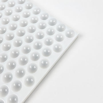 Close-up van 2.6 mL halfronde holtes in een commerciële siliconen gummivorm