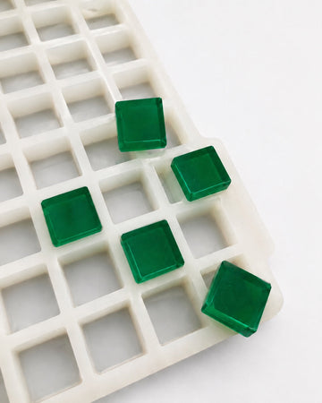 3.2 mL kubus-gummivorm, 270 holtes — schuin aanzicht met smaragdgroene gummies