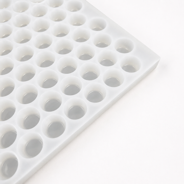 Close-up van de lege 3 mL gumdrop-gummivorm met 262 holtes