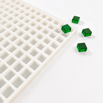 4 mL gummivorm vierkant - 192 holtes - productaanzicht, op witte achtergrond, met smaragdgroene gummies