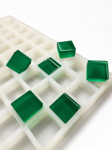 6 mL gummivorm voor vierkante gummies, 165 holtes — schuin zijaanzicht; doorschijnende smaragdgroene vierkante gummies; witte achtergrond