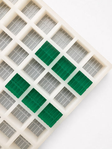 7.4 mL gummivorm baksteen - 70 holtes - close-up, op witte achtergrond, met smaragdgroene gummies