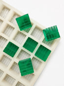 Moule à gummies brique de 7.4 mL - 70 cavites - vue de dessus, sur fond blanc, avec des gummies vert émeraude