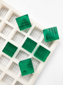 Moule à gummies brique de 7.4 mL - 70 cavites - vue en angle, sur fond blanc, avec des gummies vert émeraude